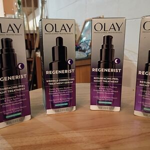 OLAY Regenerist Resurfacing Peel Night Treatment - Purple and Black
